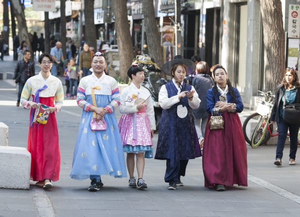 지난해 10월 13일 서울 종로구 인사동길에서 진행된 ‘한복 크로스드레싱 퍼레이드’에서 참가자들이 자신의 성별을 떠나 원하는 성별의 한복을 입고 행진을 하고 있다. ⓒ이정실 사진기자