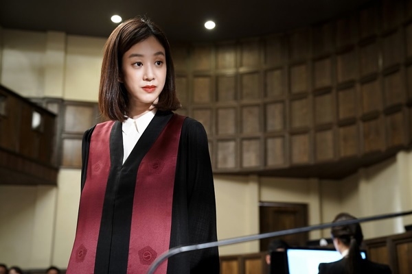 KBS2 ‘마녀의 법정’의 주인공으로, 출세 지향적이며 법정에서 승리하기 위해 물불을 가리지 않는 마이듬(정려원)은 공중파 드라마에선 쉽게 볼 수 없던 캐릭터다. ⓒKBS2TV
