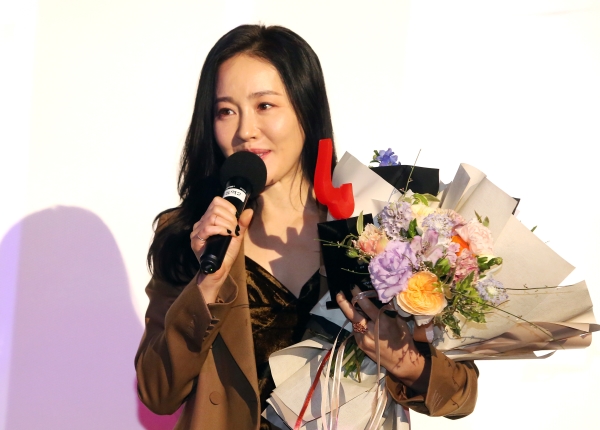 12일 오후 서울 중구 CGV 명동역 씨네라이브러리에서 열린 2017 올해의여성영화인상 시상식에서 영화 ‘미씽’으로 연기상을 수상한 배우 엄지원이 소감을 말하고 있다. ⓒ이정실 여성신문 사진기자