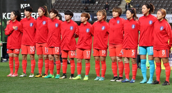 15일 오후 일본 지바 소가 스포츠파크에서 열린 2017 EAFF E-1 챔피언십 여자부 한국 대 중국의 경기에서 중국 선수들이 국민의례를 하고 있다. ⓒ뉴시스ㆍ여성신문