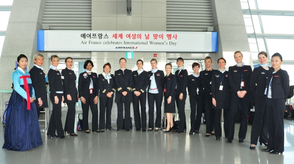에어프랑스는 지난 2015년 3월8일 세계 여성의 날을 맞아 한국 노선에서 여성 조종사와 여성 승무원으로만 구성된 항공편을 운행했다. ⓒ에어프랑스 제공