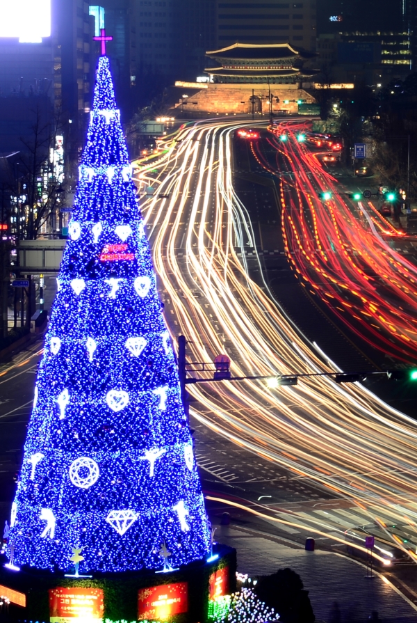 서울광장에 설치된 대형 크리스마스 트리. ⓒ뉴시스‧여성신문
