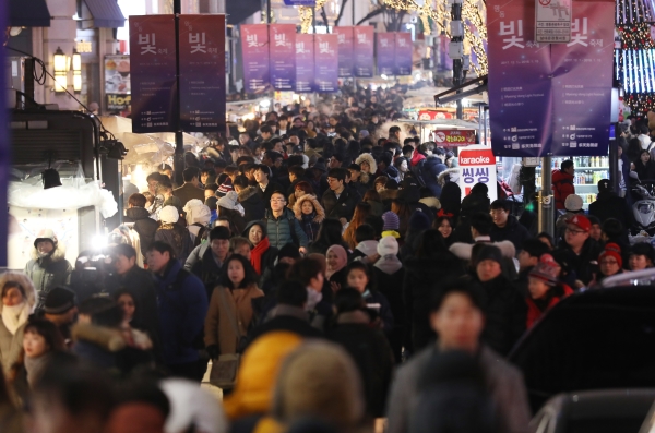 성탄절을 앞둔 24일 오후 서울 중구 명동 거리가 연휴를 즐기는 인파로 북적이고 있다. ⓒ뉴시스·여성신문