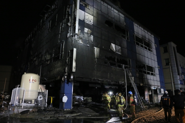 지난 21일 오후 3시33분께 충북 제천시 하소동의 복합건축물인 노블휘트니스앤스파에서 화재로 29명이 사망하고 29명이 부상을 입었다. 진화된 건물이 처참했던 현장 상황을 보여주고 있다. ⓒ뉴시스·여성신문