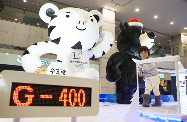2018 평창 동계올림픽(2018년 2월 9일)을 400일 앞둔 지난 1월 5일 인천국제공항 입국장에 마련된 대회 홍보존의 대회 마스코트 수호랑과 반다비가 한국을 방문한 관광객들의 관심을 끌고 있다. ⓒ이정실 사진기자