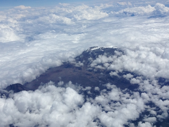 비행기에서 내려다본 구름 속 아프리카 탄자니아의 킬리만자로. ⓒ김경애