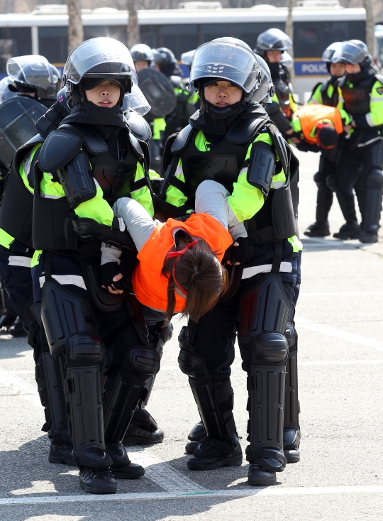 경기경찰청 기동부대 지휘검열에서 여경들이 불법시위자 체포훈련을 선보이고 있다. ⓒ뉴시스·여성신문