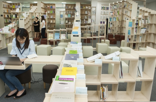 성평등도서관 ‘여기’는 책장이 책상이 되고 책장이 모여 방이 되는 독특한 구조로 설계됐다. ⓒ이정실 여성신문 사진기자