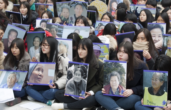 정기수요집회에 참가한 시민들이 일본군 위안부 피해자들을 추모하고 있다. ⓒ이정실 여성신문 사진기자
