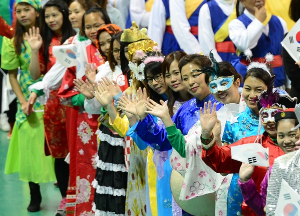 다문화가족행사에 참가한 결혼이주여성들이 각 나라별 전통의상을 입고 손을 흔들고 있다. ⓒ뉴시스·여성신문