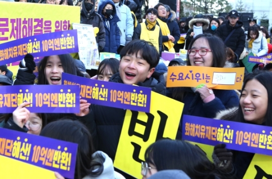 10일 서울 종로구 옛 주한일본대사관 앞에서 올해로 26년을 맞은 ‘일본군성노예제 문제해결을 위한 제1317차 정기 수요시위’가 열려 어린이들이 손피켓을 들고 구호를 외치고 있다. ⓒ이정실 여성신문 사진기자