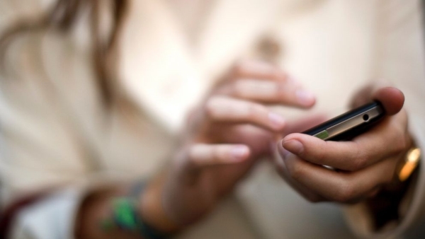 인도 정부는 성범죄 피해자를 돕기 위해 휴대전화에 비상벨 버튼을 추가하는 방안을 꾸준히 시행 중이나, 실효성은 낮다는 지적이 나온다. ⓒflickr