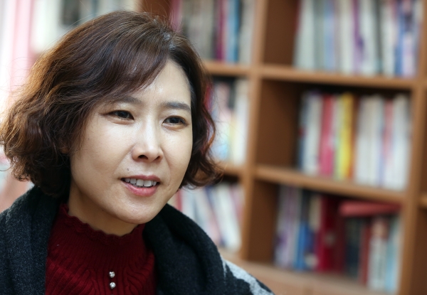 지난 2일 서울시립대에서 여성신문과 인터뷰를 하고 있는 이현재 교수. ⓒ이정실 여성신문 사진기자