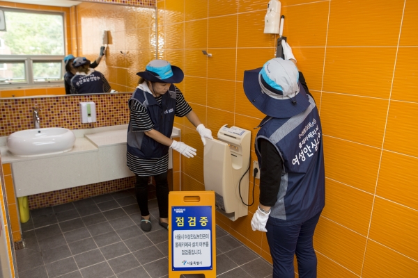 서울시 여성안심보안관이 공중화장실에서 불법촬영장비 설치 여부를 점검하고 있다. ⓒ서울시 제공