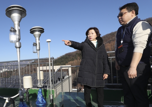 더불어민주당 송옥주(왼쪽) 의원이 12일 오후 서울 서대문자연사박물관 옥상 미세먼지측정소에서 측정 장비를 살펴보고 있다. ⓒ뉴시스·여성신문