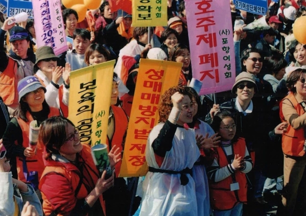 2002년 3월 8일 세계여성의 날 열린 3.8 여성대회에서 여성들이 호주제 폐지와 성매매방지법제정을 외치며 행진하고 있다. ⓒ한국여성단체연합