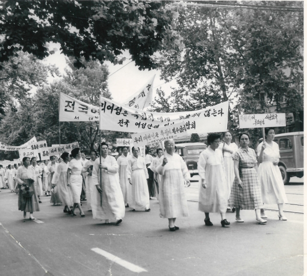 1960년 7월 19일 여성단체연합 축첩반대시위 ⓒ한국가정법률상담소