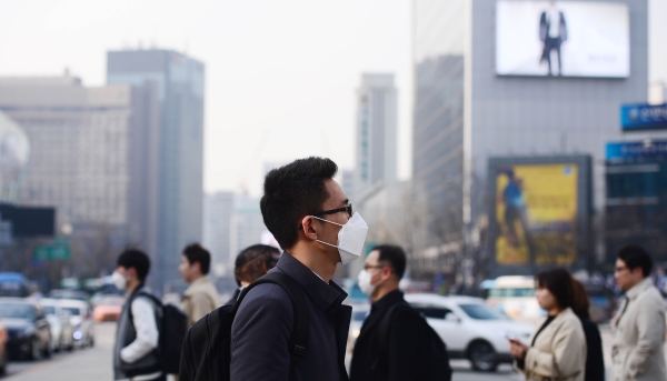 서울 종로구 세종대로사거리에서 마스크를 쓴 시민들이 출근하고 있다. ⓒ뉴시스·여성신문