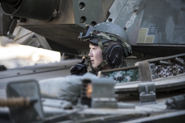최초 여군 전차 조종수 임현진 하사가 K1A2 전차에 탑승해 승무원들과 무전을 하고 있다. ⓒ육군