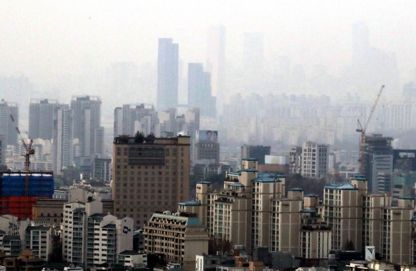 3번째 서울형 미세먼지 비상저감조치가 발령된 18일 오후 서울 강남구 한 빌딩에서 바라본 여의도 63빌딩 모습이 미세먼지 사이로 뿌옇게 보이고 있다. ⓒ뉴시스·여성신문