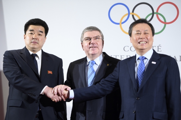도종환 문화체육관광부 장관(오른쪽)과 토머스 바흐 국제올림픽위원회(IOC) 위원장(가운데), 김일국 북한 체육상(왼쪽)이 20일(현지시간) 스위스 로잔에서 열린 남북 올림픽 참가회의 직후 결과를 발표하고 있다. IOC는 이번 평창 동계올림픽에 북한이 선수 22명, 임원·코치 24명 등 46명의 선수단을 파견한다고 밝혔다. ⓒ뉴시스·여성신문