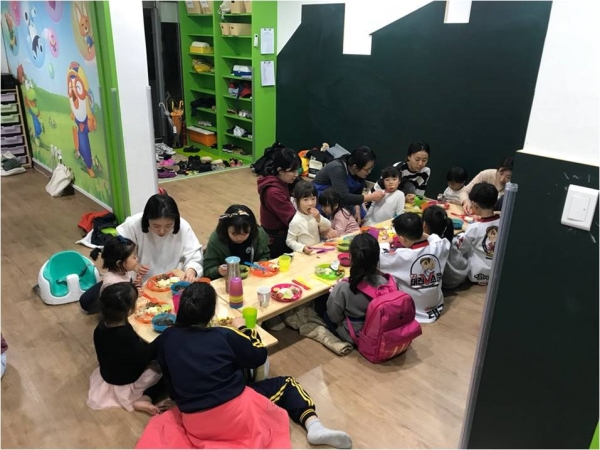 ‘수눌음육아나눔터 1호점’에서는 매달 두 차례 동네 아이들 누구나 와서 무료로 식사할 수 있는 ‘어린이식당’도 운영한다. ⓒ조민경 수눌음육아나눔터 1호점 운영대표 제공