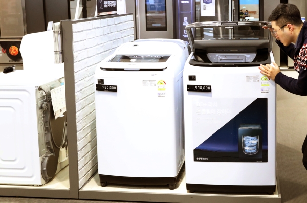 미국이 22일(현지시간) 삼성·LG 등 외국산 세탁기와 태양광 패널에 대한 세이프가드(긴급수입제한조치) 발동을 결정한 가운데 23일 서울의 한 대형마트에서 소비자가 세탁기를 살펴보고 있다. ⓒ뉴시스·여성신문