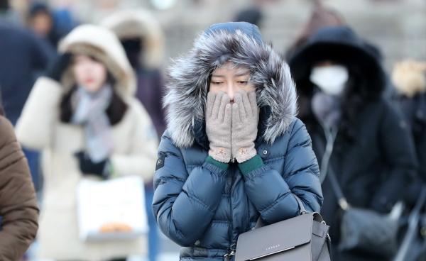 전국 대부분 지역에 한파특보가 발효 중이고 서울은 올 겨울들어 가장 낮은 기온을 기록한 24일 오전 서울 종로구 세종로 세종대로사거리에서 시민들이 출근길을 서두르고 있다. ⓒ뉴시스·여성신문