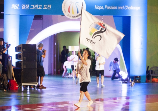 ‘2014 인천세계휠체어농구선수권대회’ 개회식에서 대회기가 입장하고 있다.