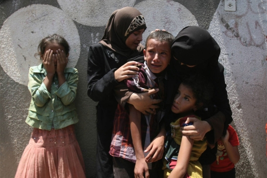 가자지구 공습으로 가족을 잃은 팔레스타인 아이들이 급하게 치러진 장례식에서 울고있다. ⓒUNICEF/El Baba