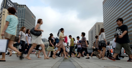 서울 종로구 세종대로 광화문 네거리에서 시민들이 출근길을 서두르고 있다. ⓒ뉴시스·여성신문