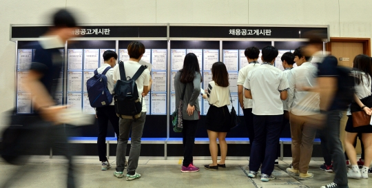 지난 5월 서울 강남구 코엑스에서 열린 2014 청년 일자리 박람회에서 학생들이 채용공고게시판을 살펴보고 있다. ⓒ뉴시스·여성신문