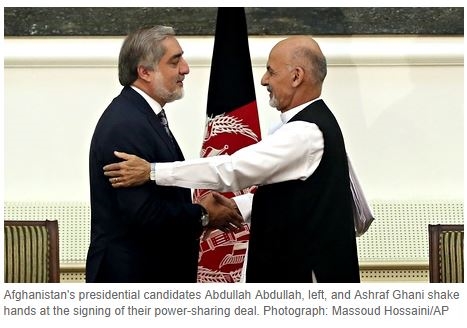 아슈라프 가니 아프가니스탄 대통령 당선인이 당선 첫 일성으로 고위급 여성 기용을 약속했다. 사진은 경쟁자였던 압둘라 압둘라 후보와 악수하는 모습. ⓒ영국 일간지 가디언 화면 캡처