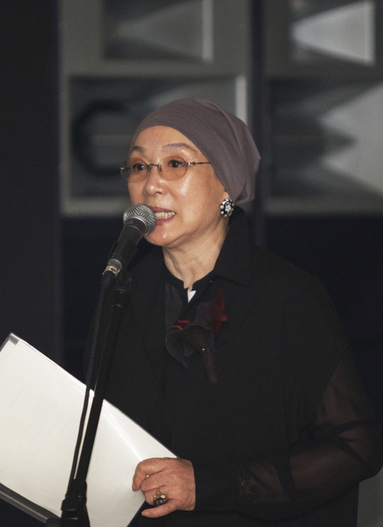 가을음악회 라틴의 밤이라는 제목으로 9월 26일 서울 중구 반얀트리 클럽 페스타동에서 열린 제17차 윈문화포럼에서 정효자 시인이 시낭송을 하고 있다.