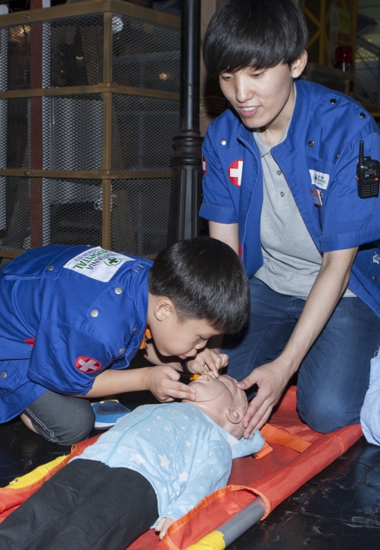한 어린이가 서울 송파구 키자니아에서 안전체험 중 응급구조 실습을 하고 있다.