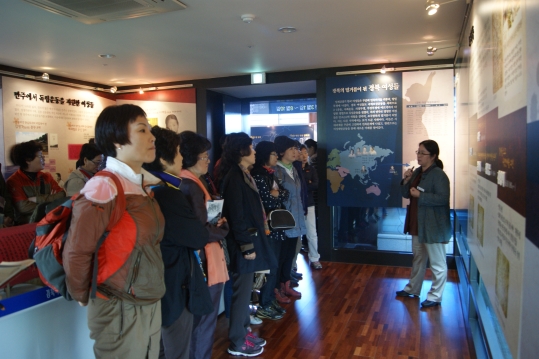 경상북도독립운동기념관에서 경북 여행길 참가자들이 지역여성들의 독립운동사를 듣고 있다.