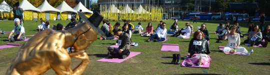 27일 오후 서울 중구 서울광장에서 열린 제1회 멍때리기 대회에서 참가자들이 멍때리기에 열중하고 있다.
