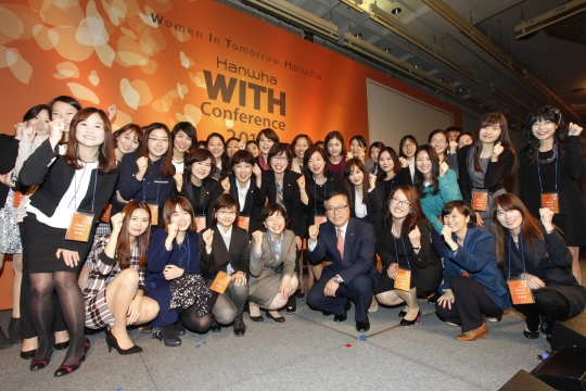 10월 29일 한화그룹이 차세대 여성리더를 육성하고, 여성인력들의 네트워크 구축을 지원하기 위해 개최한 ‘2014 한화 위드(WITH) 컨퍼런스’에 앞서 참가자들이 화이팅을 외치고 있다. ⓒ한화그룹