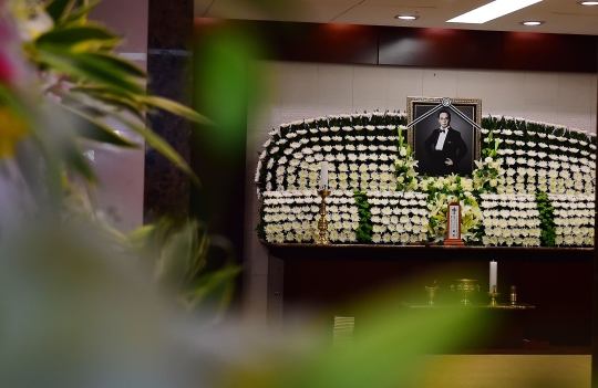 서울 송파구 풍납동 서울아산병원 장례식장에 故 신해철의 빈소가 마련되고 있다. ⓒ사진공동취재단