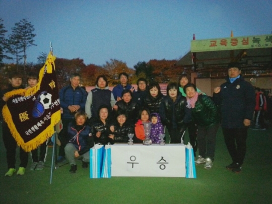 서울시 연합회장기 여성축구대회에서 우승한 동작 여성축구교실 회원들이 기념 촬영을 하고 있다. ⓒ동작구