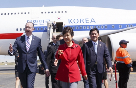 박근혜 대통령이 14일 오전 G20 정상회의에 참석하기 위해 호주 브리즈번 국제공항에 도착해 이동하고 있다. ⓒ청와대