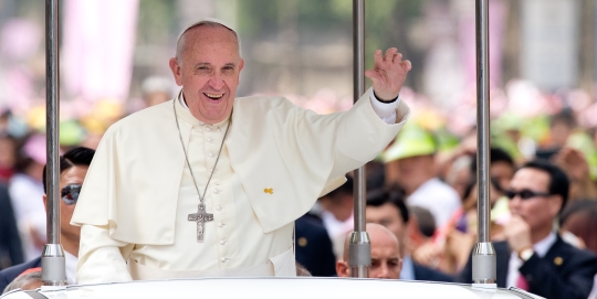 지난 8월 16일 방한한 프란치스코 교황이 신자와 시민들에게 손을 흔들어 인사를 하고 있다. ⓒ뉴시스
