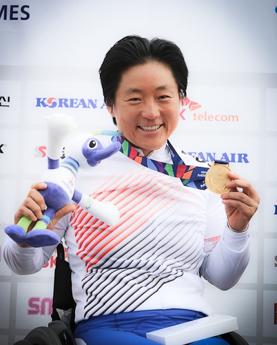 2014인천장애인아시아경기대회 사이클 여자 개인 16Km H1-5 타임트라이얼에서 1위를 기록한 이도연 선수가 금메달을 들고 미소짓고 있다. ⓒ대한장애인체육회