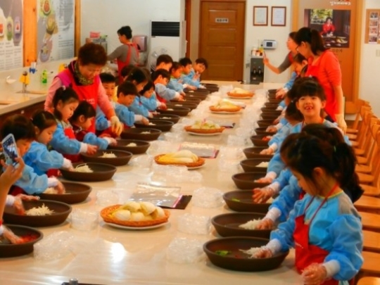 김치테마파크에서 김치 체험을 하는 어린이들. ⓒ김순자 명인 김치테마파크 블로그