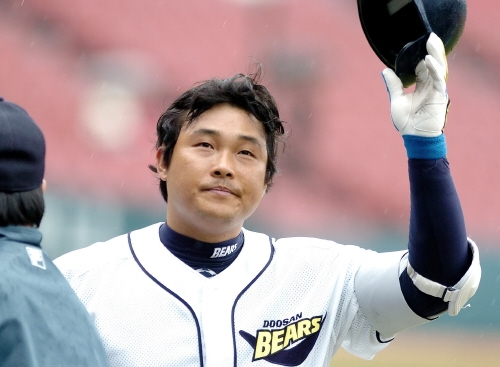 프로야구팀 두산 베어스의 두목곰 김동주(38) 선수가 이번 시즌을 끝으로 두산과 결별한다.