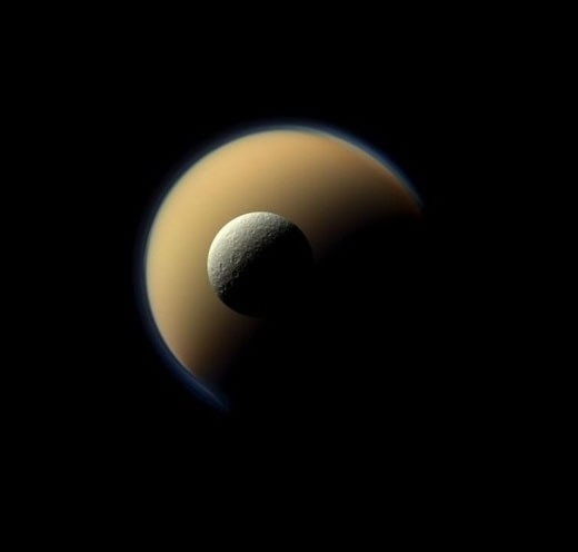 토성의 위선 타이탄과 레아