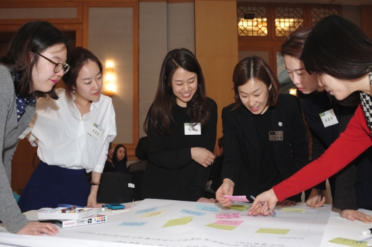 20일 오후 서울 서초구 반포동 JW메리어트호텔에서 열린 12회 차세대 여성 리더 컨퍼런스에서 멘토링에 참여한 여성들이 이야기를 나누고 있다. ⓒ사단법인 WIN