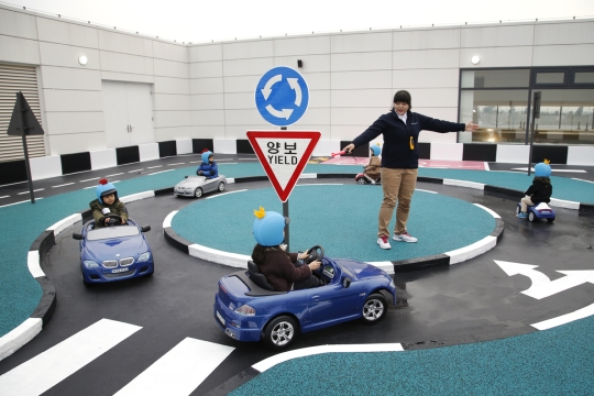 ‘키즈 드라이빙 스쿨’에 참여한 어린이들이 모의 도로에서 어린이용 자동차를 운전하고 있다. ⓒBMW코리아
