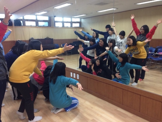 뮤지컬 스쿨 발표회는 이천시 청소년이 모여 뮤지컬 안무와 노래를 선보인다.