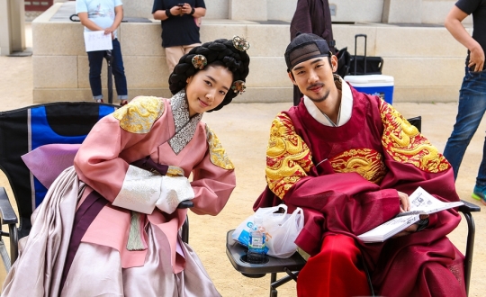 배우 박신혜와 유연석이 함께 한 영화 상의원 촬영장 사진이 공개됐다.